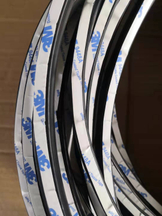 Extrusión autoadhesiva